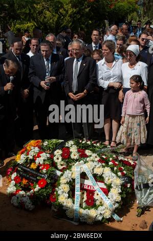 Trauernde und Würdenträger nehmen an der Beerdigung des berühmten Holocaust-Überlebenden und Nazi-Jägers Simon Wiesenthal in der Stadt Herzliya in Israel Teil. Der Holocaust-Überlebende Wiesenthal widmete sich seinem Leben der Sensibilisierung der Öffentlichkeit für die Notwendigkeit, Nazis zu jagen und zu verfolgen, die sich der Justiz entzogen hatten. Stockfoto