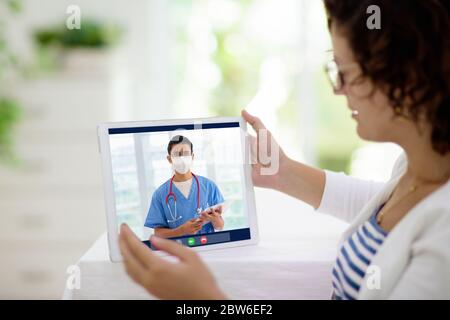 Kranke Frau in Arzt rufen. Online-Video-Chat und Konferenzschaltung mit medizinischem Personal des Krankenhauses. Husten von kranken Patienten. Ausbruch des Coronavirus. Covid-19 Stockfoto