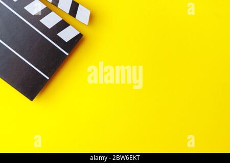 Kino schwarze Clapperboard auf gelbem Hintergrund. Moderne Kinematographie, Filmemachen. Stockfoto