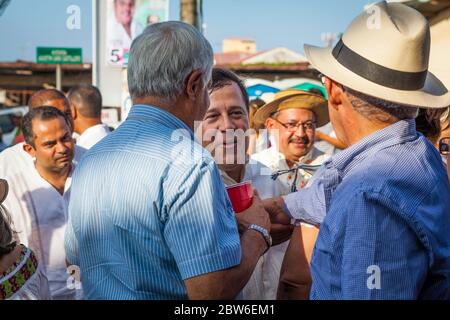 Der ehemalige Präsident von Panama, Juan Carlos Varela, (in der Mitte) auf einem Besuch in Las Tablas, Los Santos Provinz, Republik Panama. Januar 2014. Stockfoto