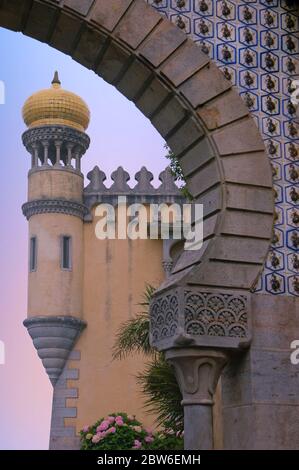 Bemalte Zinn - Glasierte keramische Fliesen Dekoration Azulejos ein Gateway im Palacio Nacional da Pena ein Romantiker Schloss in São Pedro de Penaferrim, in der Gemeinde von Sintra. Portugal Stockfoto