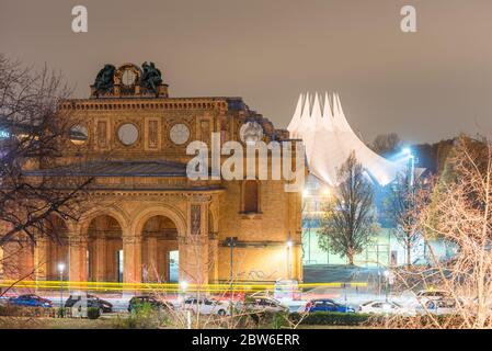 Nachtsicht auf die Überreste des Anhalter Bahnhofs, einem ehemaligen Bahnhofsterminal in Berlin, Deutschland. Stockfoto