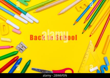 Moderne zurück zur Schule Flatlay, tolles Design für jeden Zweck. Gelber Tabellenhintergrund. Lernkonzept. Designelement. Bildungskonzept. Poster des Stockfoto