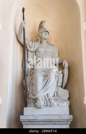 Die Minerva-Statue des Brandenburger Tores ist ein neoklassisches Denkmal aus dem 18. Jahrhundert in Berlin Stockfoto