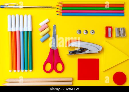 Moderne zurück zur Schule Flatlay, tolles Design für jeden Zweck. Gelber Tabellenhintergrund. Lernkonzept. Designelement. Bildungskonzept. Poster des Stockfoto