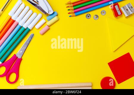 Moderne zurück zur Schule Flatlay, tolles Design für jeden Zweck. Gelber Tabellenhintergrund. Lernkonzept. Designelement. Bildungskonzept. Poster des Stockfoto