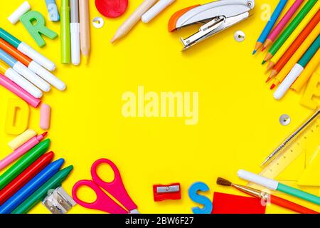 Moderne zurück zur Schule Flatlay, tolles Design für jeden Zweck. Gelber Tabellenhintergrund. Lernkonzept. Designelement. Bildungskonzept. Poster des Stockfoto