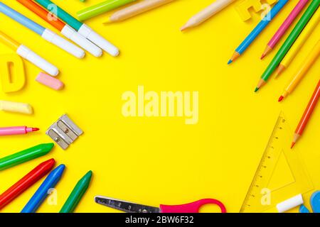 Moderne zurück zur Schule Flatlay, tolles Design für jeden Zweck. Gelber Tabellenhintergrund. Lernkonzept. Designelement. Bildungskonzept. Poster des Stockfoto