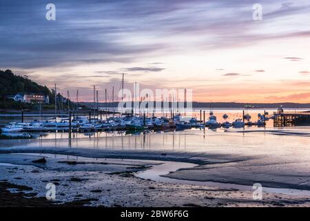 Crosshaven, Cork, Irland. Mai 2020. Dawn beginnt, über dem Küstendorf Crosshaven, Co. Cork, Irland zu brechen. Das Wetter für den Feiertag wird warm und sonnig sein, mit Temperaturen zwischen 22-26 Grad celsius. - Credit; David Creedon / Alamy Live News Stockfoto