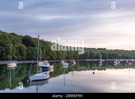 Crosshaven, Cork, Irland. 30. Mai 2020.Dawn bricht in Drake's Pool, Crosshaven, Co. Cork, Irland, über die Stille der vertäuten Yachten. Das Wetter für den Feiertag wird warm und sonnig sein, mit Temperaturen zwischen 22-26 Grad celsius. - Credit; David Creedon / Alamy Live News Stockfoto