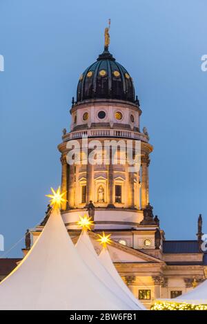 Nachtansicht des französischen Doms und Weihnachtsmarkt am Gendarmenmarkt Berlin, Deutschland, die Kirche für französische Hugenotten errichtet Stockfoto