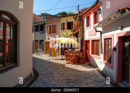 Eine schmale Straße in der Altstadt von Bar, Montenegro Stockfoto