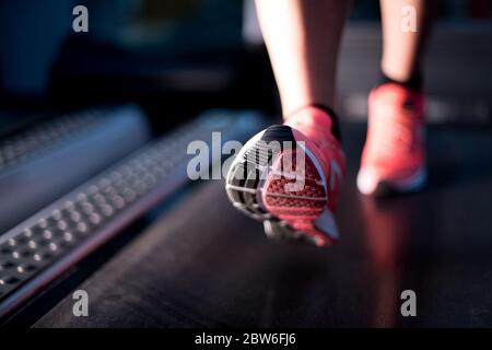 oot eines Mädchens, das sich auf einem Laufband aufwärmt. Nahaufnahme, selektiver Fokus Stockfoto