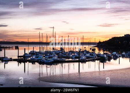 Crosshaven, Cork, Irland. Mai 2020. Dawn beginnt, über dem Küstendorf Crosshaven, Co. Cork, Irland zu brechen. Das Wetter für den Feiertag wird warm und sonnig sein, mit Temperaturen zwischen 22-26 Grad celsius. - Credit; David Creedon / Alamy Live News Stockfoto