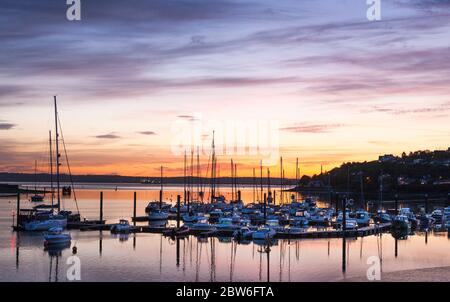 Crosshaven, Cork, Irland. Mai 2020. Dawn beginnt, über dem Küstendorf Crosshaven, Co. Cork, Irland zu brechen. Das Wetter für den Feiertag wird warm und sonnig sein, mit Temperaturen zwischen 22-26 Grad celsius. - Credit; David Creedon / Alamy Live News Stockfoto