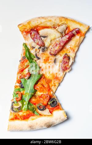 Zwei Pizzabschnitten in flacher Lage auf weißem Hintergrund.köstliche italienische Pizzeria Fast Food von oben auf leere Kulisse geschossen.leckere natürliche Snack-Lebensmittel aus Stockfoto