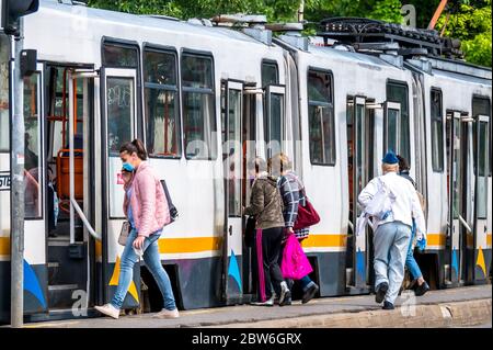 Bukarest/Rumänien - 05.16.2020: Menschen ein- und Aussteigen der öffentlichen Verkehrsmittel in Bukarest..Nummer 41 Straßenbahn in der Station. Stockfoto