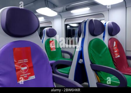 Sitze eines Zuges während des Ausbruchs der COVID-19 in Rom.die Sitze sind markiert, um die soziale Distanz im öffentlichen Verkehr zu respektieren. Stockfoto