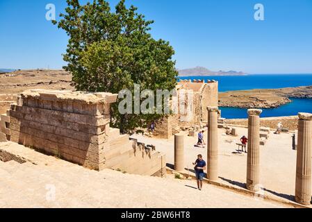 RHODOS, GRIECHENLAND - 14. Mai 2018: Lindos Akropolis, Touristenattraktion auf der Insel Rhodos Stockfoto