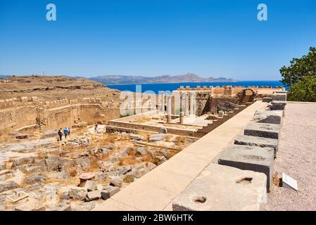 RHODOS, GRIECHENLAND - 14. Mai 2018: Lindos Akropolis, Touristenattraktion auf der Insel Rhodos Stockfoto