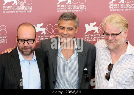 VENEDIG, ITALIEN - AUGUST 31: Paul Giamatti, George Clooney und Philip Seymour Hoffman posieren die "Ides of March"-Fotozelle Stockfoto