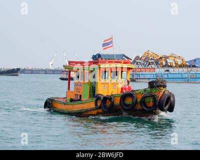 Kleines Versorgungsschiff mit Mann und Frau an Bord auf Ko Sichang vor der Küste der Provinz Chonburi in Thailand Stockfoto