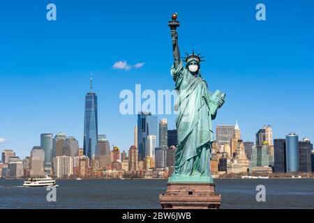 Die Freiheitsstatue trägt eine chirurgische Maske, als Covid-19 über der Szene der New yorker Stadtlandschaft am Fluss ausbrach, vereinigte Staaten, Coronavirus-Pandemie Stockfoto