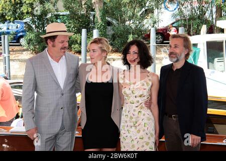 VENEDIG, ITALIEN - SEPTEMBER 01: John C. Reilly, Kate Winslet, Yasmina Reza und Christoph Waltz kommen an der Fotozelle "Carnage" an Stockfoto