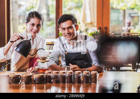 Kamera, die Video zu asiatischen zwei Partner von Kleinunternehmen Besitzer Vlogger zeigen und präsentieren, wie man Kaffee durch Drip-Methode, Unternehmer Stockfoto