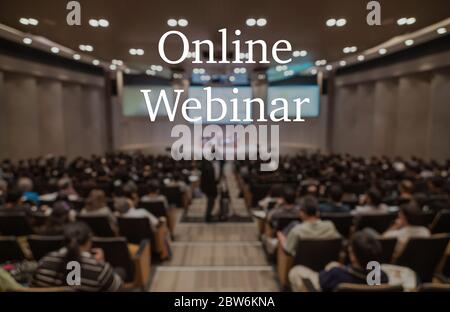 Online Webinar Text über Blur Foto von Konferenzsaal oder Seminarraum ohne Hintergrund der Teilnehmer, Offline ist vorbei, Online-Übertragung und televisio Stockfoto