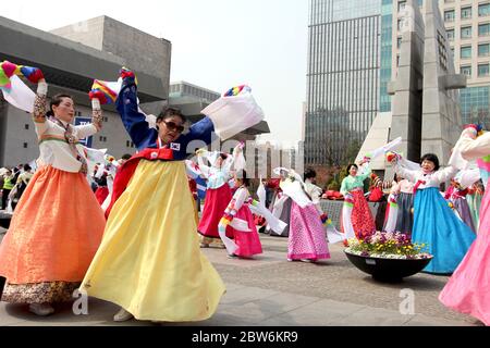 Gwanghwamun, Seoul Südkorea 31. März 2018: Mitglieder einer christlichen Organisation feiern Ostern und tanzen in ausgefallenen traditionellen Kleidern. Stockfoto