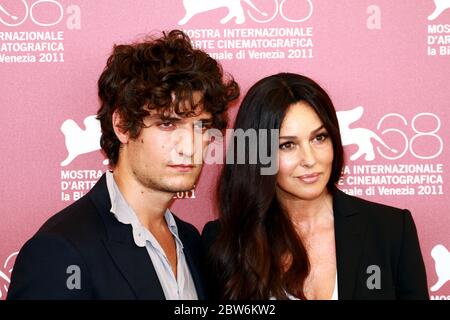 VENEDIG, ITALIEN - SEPTEMBER 02: Louis Garrel und Monica Bellucci posiert beim Fotocall "UN Ete Brulant" während des 68. Filmfestivals in Venedig Stockfoto