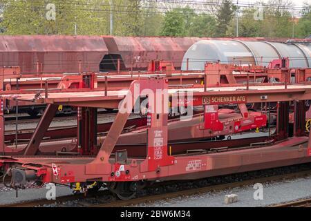 NORDENHAM, DEUTSCHLAND - 03. Mai 2020: Der leere Wagen von Schenker DB Autozug wartet auf die Beladung mit neuen Autos im niedersächsischen Hafen Nordenham Stockfoto