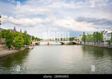 Brücke Pont du Carrousel, die über die seine in Paris führt, fotografiert von Bridge Pont Royal. Die Türme von Notre Dame Stockfoto