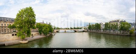 Brücke Pont du Carrousel, die über die seine in Paris führt, fotografiert von Bridge Pont Royal. Die Türme von Notre Dame Stockfoto