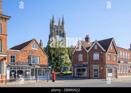 Blick auf die St. Mildreds Kirche von der Hauptstraße in tenterden kent Stockfoto