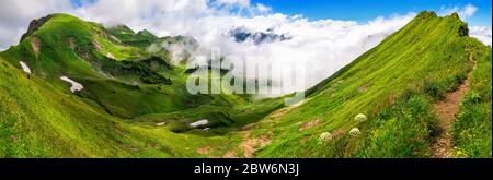 Panorama majestätischer Blick auf die Wiesen der Bayerischen Alpen mit blauem Himmel und weißen Wolken Stockfoto