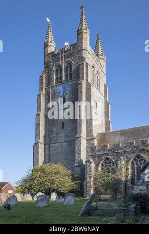 Blick auf die St. Mildreds Kirche von der Hauptstraße in tenterden kent Stockfoto