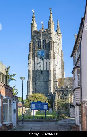 Blick auf die St. Mildreds Kirche von der Hauptstraße in tenterden kent Stockfoto