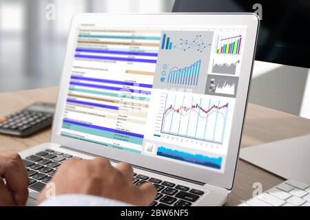 Arbeiten Sie hart Daten Analyse Statistiken Information Business Technology SWOT Business Analyzing Financial Stockfoto