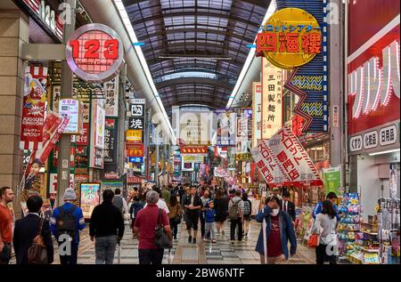 Osaka / Japan - 6. Oktober 2017: Sennichimae Doguyasuji überdachte Einkaufsstraße in Osaka, Japan Stockfoto