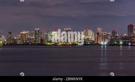 Osaka / Japan - 25. Dezember 2017: Osaka Skyline bei Nacht von Osaka aus Stockfoto