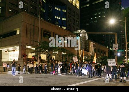 Demonstranten in Portland, Oregon am 29. Mai 2020 protestierten gegen die Ermordung von George Floyd in Minneapolis, Minnesota am 25. Mai durch die Polizei; der Protest wurde gewalttätig, als das Polizeijustizzentrum angegriffen wurde. (Foto von John Rudoff/Sipa USA) Stockfoto