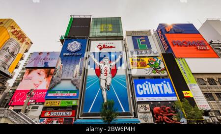 Osaka / Japan - 1. Oktober 2017: Glico man, berühmte riesige Plakatwand in Dotonbori in Osaka, Japan, 1935 als Werbung für die Glico c Stockfoto