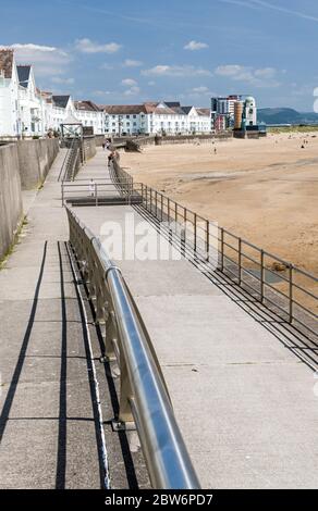 Der Strand von Swansea vor Swansea Marina in Südwales, an einem hellen und sonnigen Tag. Stockfoto