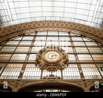 Paris. Frankreich - 18. Mai 2019: Goldene Uhr des Museums D'Orsay in Paris, Frankreich. Stockfoto