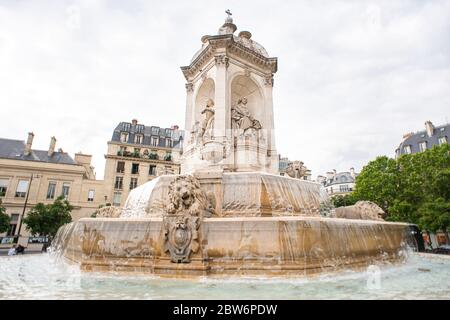 Paris. Frankreich - 17. Mai 2019: Brunnen in der Nähe der Kirche Saint Sulpice in Paris. Stockfoto