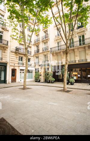 Paris. Frankreich - 17. Mai 2019: Gemütliches Courtyard in Paris in der Rue Palatine Street. Frankreich. Stockfoto