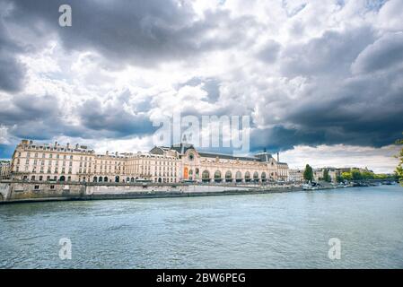 Paris. Frankreich - 18. Mai 2019: Fassade des Musée d'Orsay in Paris, Frankreich. Seine. Stockfoto