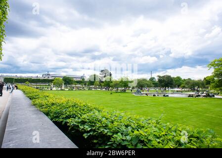 Paris. Frankreich - 18. Mai 2019: Tuilerien Gärten in Paris. Wolkiger Himmel. Regnerisches Wetter. Stockfoto